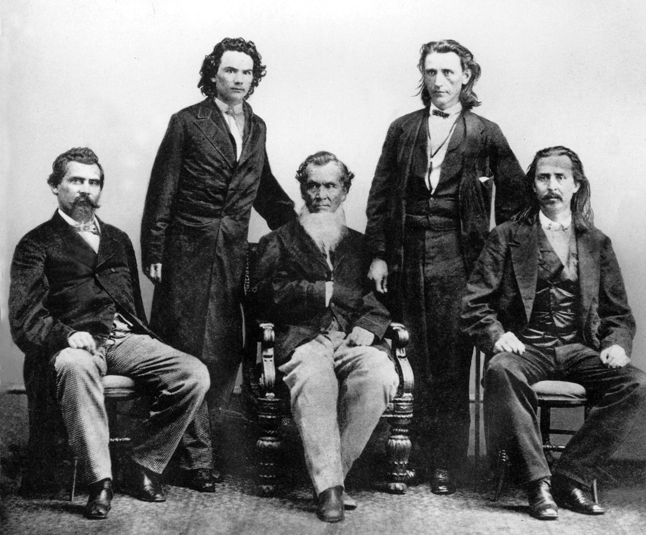 Indianie Cherokee w Waszyngtonie w 1866 r. w celu wynegocjowania traktatu ze Stanami Zjednoczonymi, który zostanie podpisany 19 lipca l-r John Rollin Ridge Saladyn Watie Richard Fields pułkownik Elias C Boudinot pułkownik William P Adair autorstwa Unknown photographer