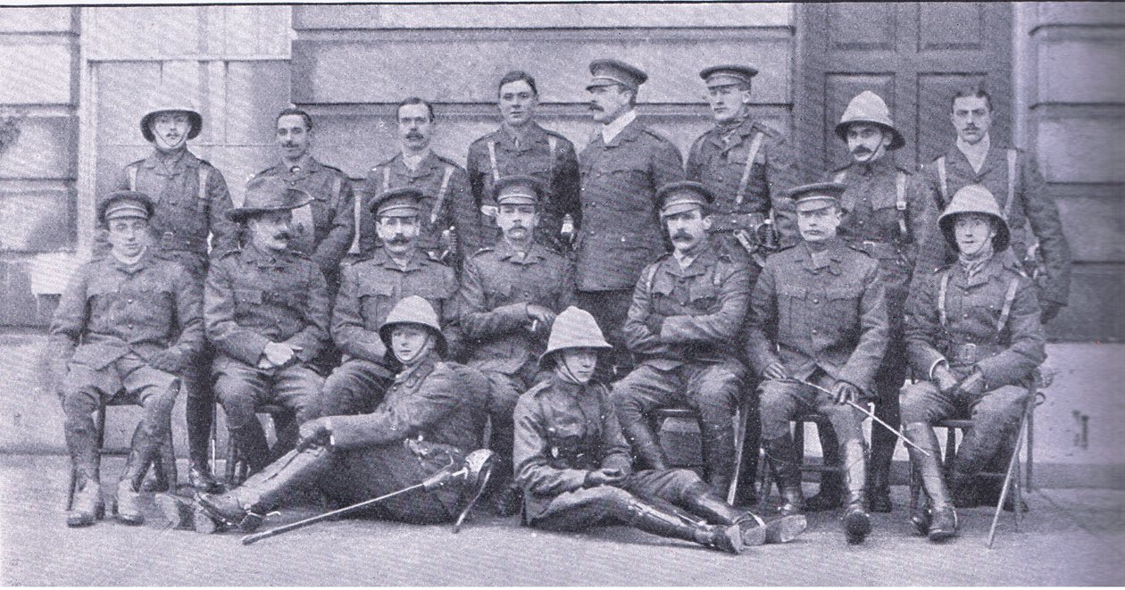 Pułkownik Owen, major Boole-Smith i inni oficerowie Dragon Guards z After Pretoria: The Guerilla War wydanego przez Harmsworth Bros Limited autorstwa Unknown photographer