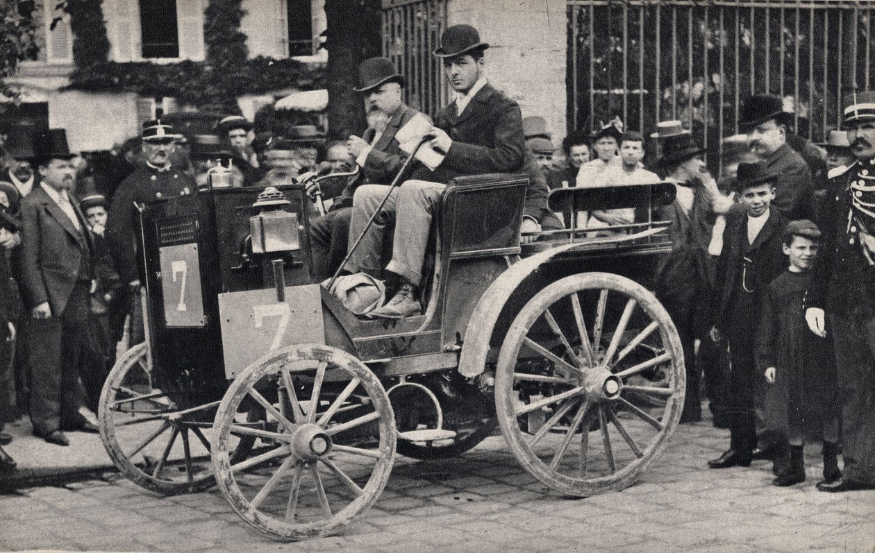 Zawodnicy mają bezkonny wyścig samochodowy, samochodowy autorstwa Unknown photographer