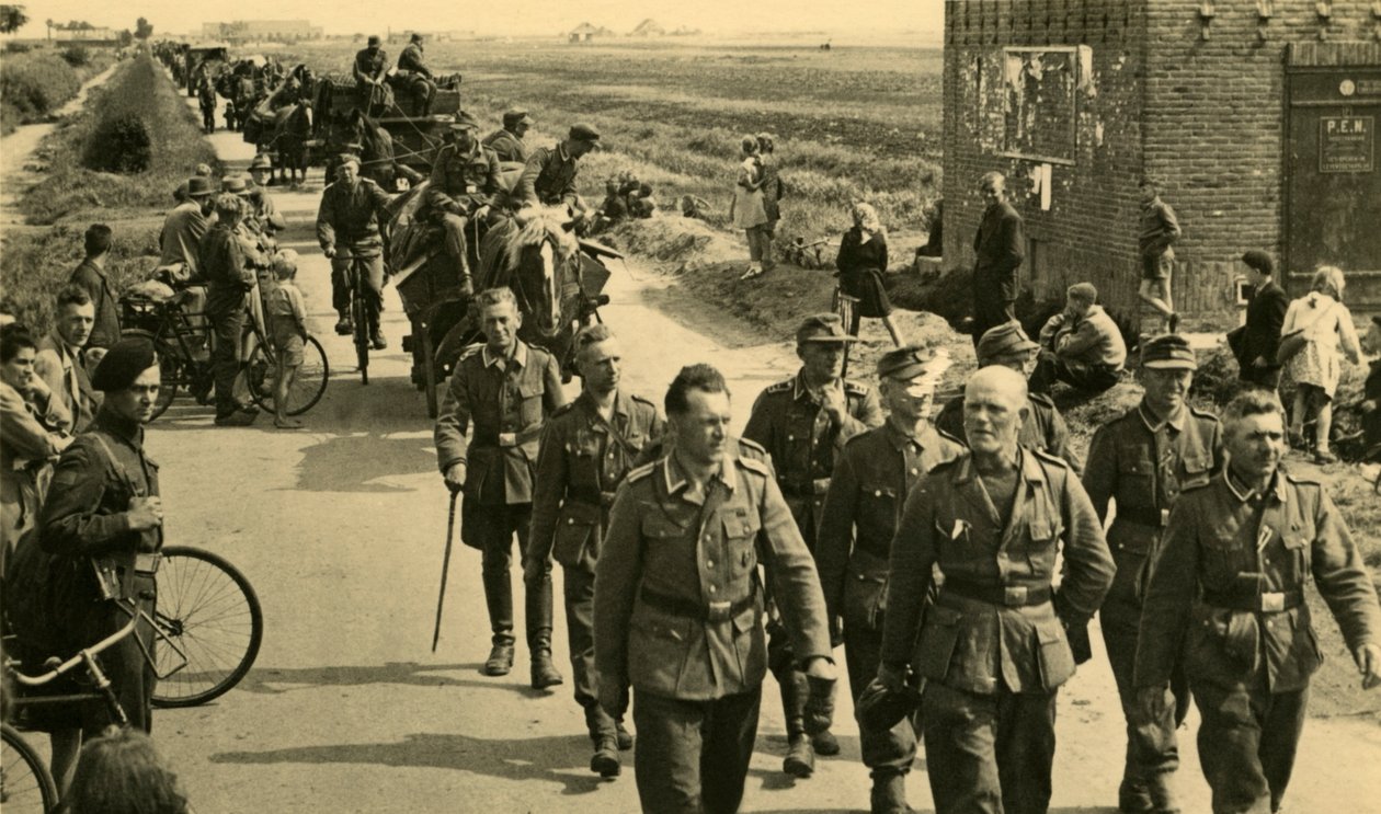 "Wyjazd Herrenvolk", niemieccy żołnierze opuszczający Holandię, maj 1945 r. (zdjęcie czarno-białe) autorstwa Unknown photographer