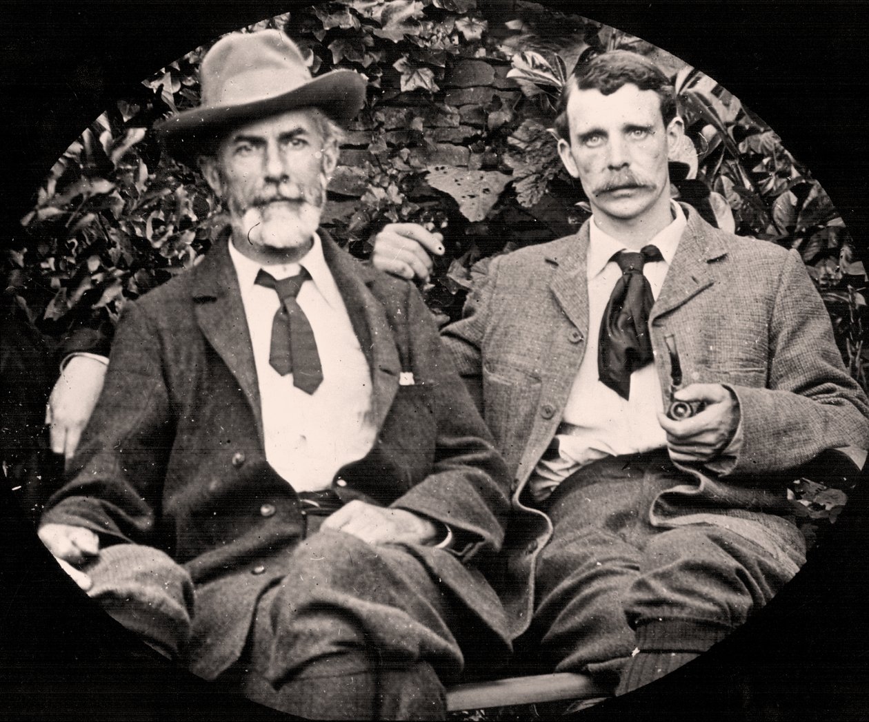 Edward Carpenter i jego partner George Merrill, ok. 1900 r. (zdjęcie czarno-białe) autorstwa Unknown photographer