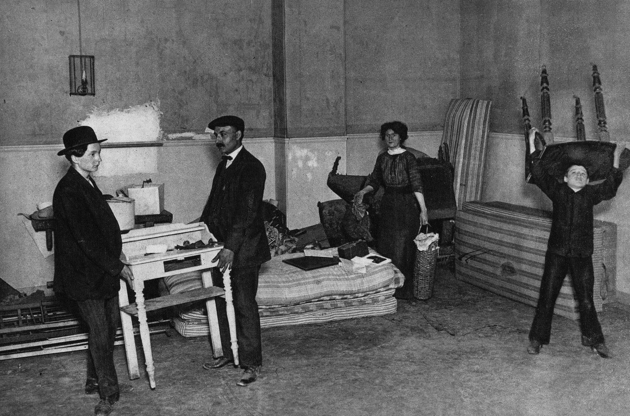 Życie codzienne, scena przeprowadzki w paryskim budynku. Fotografia, koniec XIX wieku, Paryż. Dz. Selva. autorstwa Unknown photographer