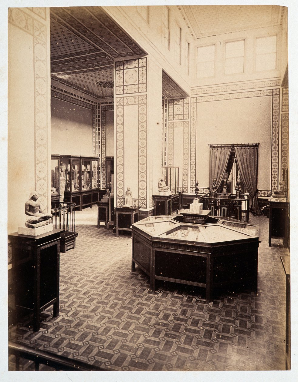 Sala wystawowa - w „Albumie fotograficznym 1. muzeum Kairu”” ufundowanym przez Auguste Mariette Bey autorstwa Unknown photographer