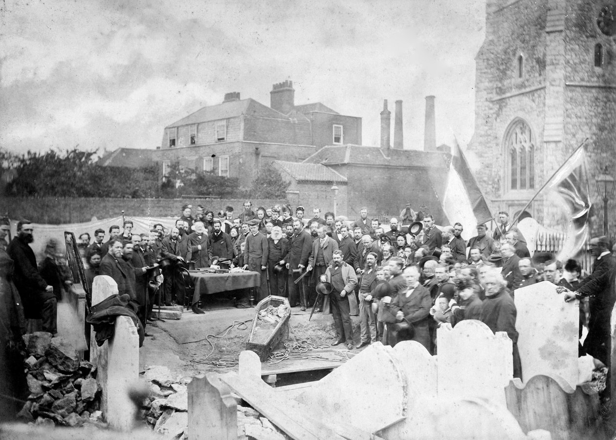 Ekshumacja zwłok Ugo Foscolo na cmentarzu w Chiswick w 1871 r. - fot. atelier Fratelli Caldesi - Ekshumacja zwłok Ugo Foscolo na cmentarzu w Chiswick w 1871 r. autorstwa Unknown photographer