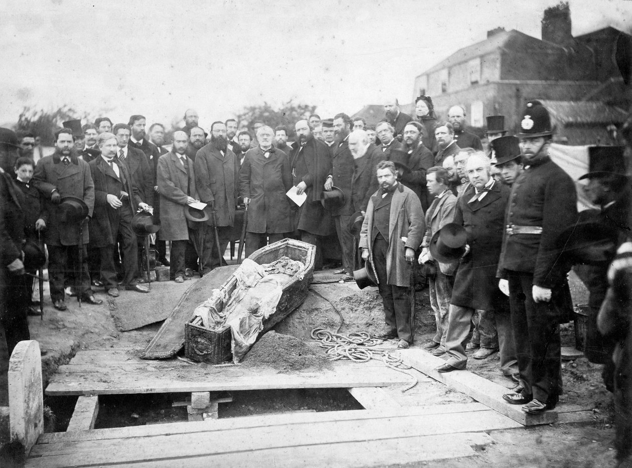 Ekshumacja zwłok Ugo Foscolo na cmentarzu w Chiswick w 1871 r. - fot. atelier Fratelli Caldesi - Ekshumacja zwłok Ugo Foscolo na cmentarzu w Chiswick w 1871 r. autorstwa Unknown photographer