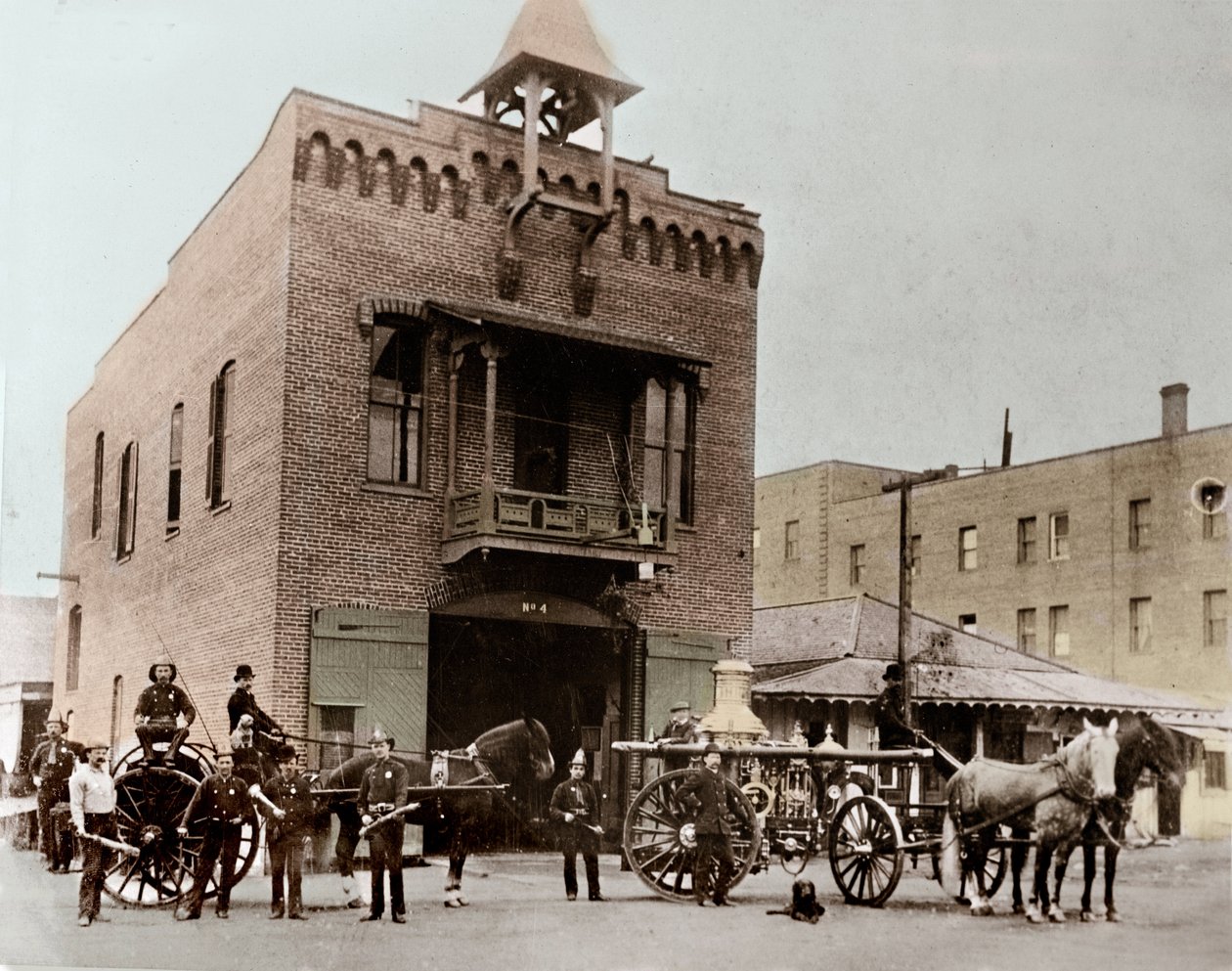 Straż pożarna pozuje przed koszarami, Los Angeles. Kalifornia, USA. 1887. Fotografia autorstwa Unknown photographer