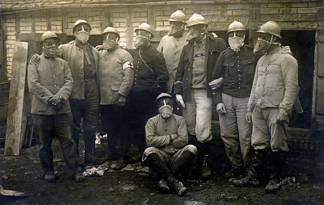Pierwsza wojna światowa 1914-1918 (14-18): grupa francuskich żołnierzy i sojuszników pozujących do zdjęć przed swoją kazamatą. Wszyscy noszą maski przeciwgazowe - anonimowe zdjęcie bez daty. autorstwa Unknown photographer