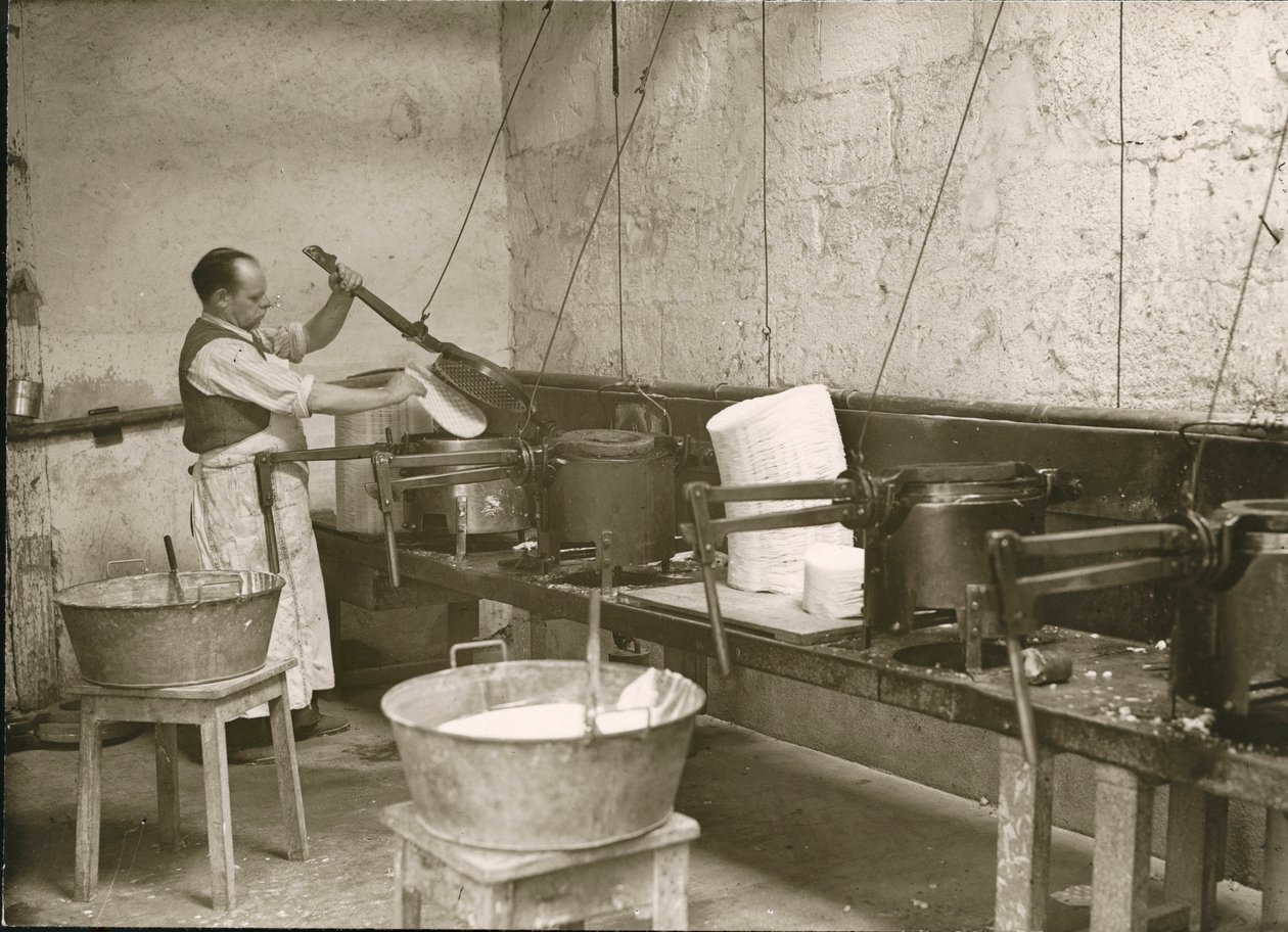Francja, Centrum, Indre-et-Loire (37), Tours: Laboratoire Metadier: mężczyzna przygotowuje formy do produkcji tabletek Kalmine