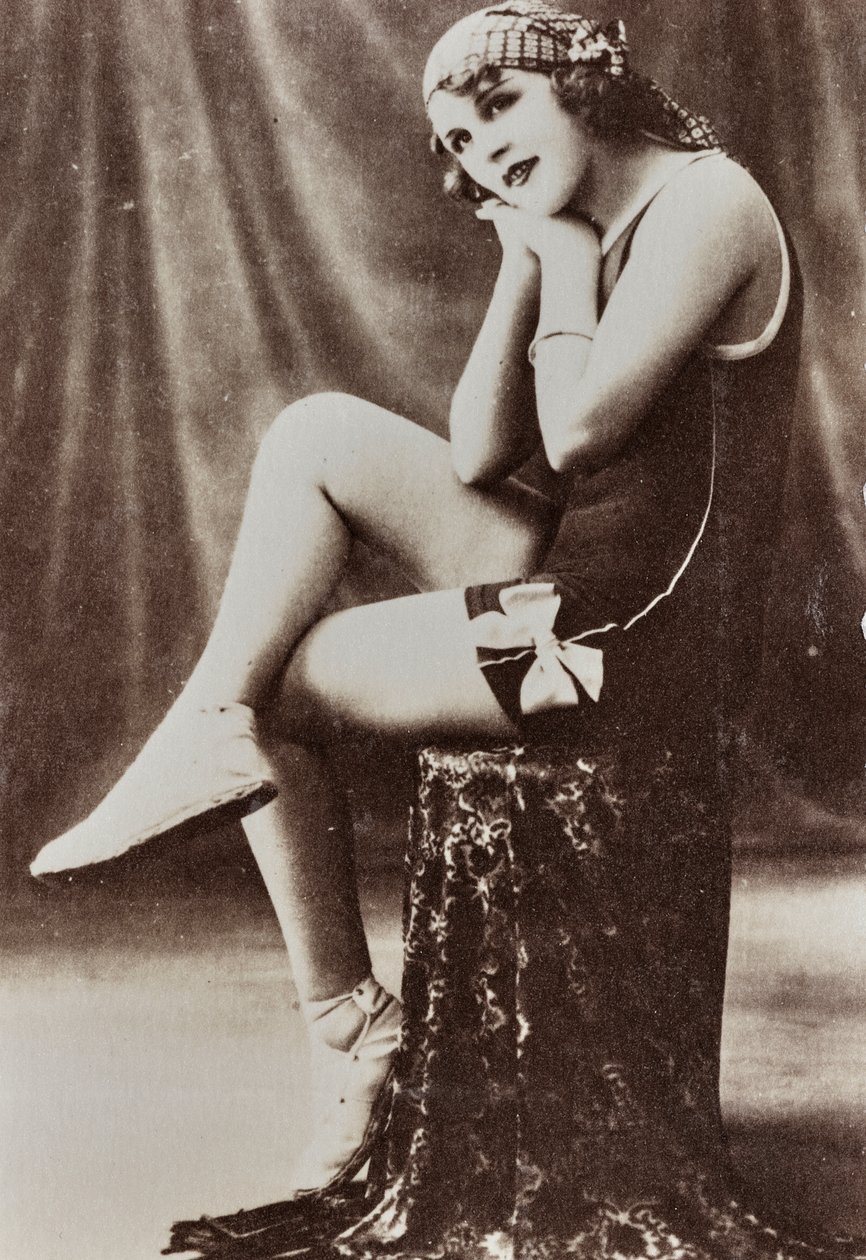 Pełnowymiarowy portret młodej kobiety w kostiumie kąpielowym. autorstwa Unknown photographer