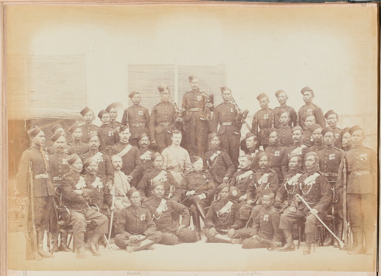 Gurkha podoficerowie i strzelcy z 4 pułku Gurkha (strzelców) autorstwa Unknown photographer