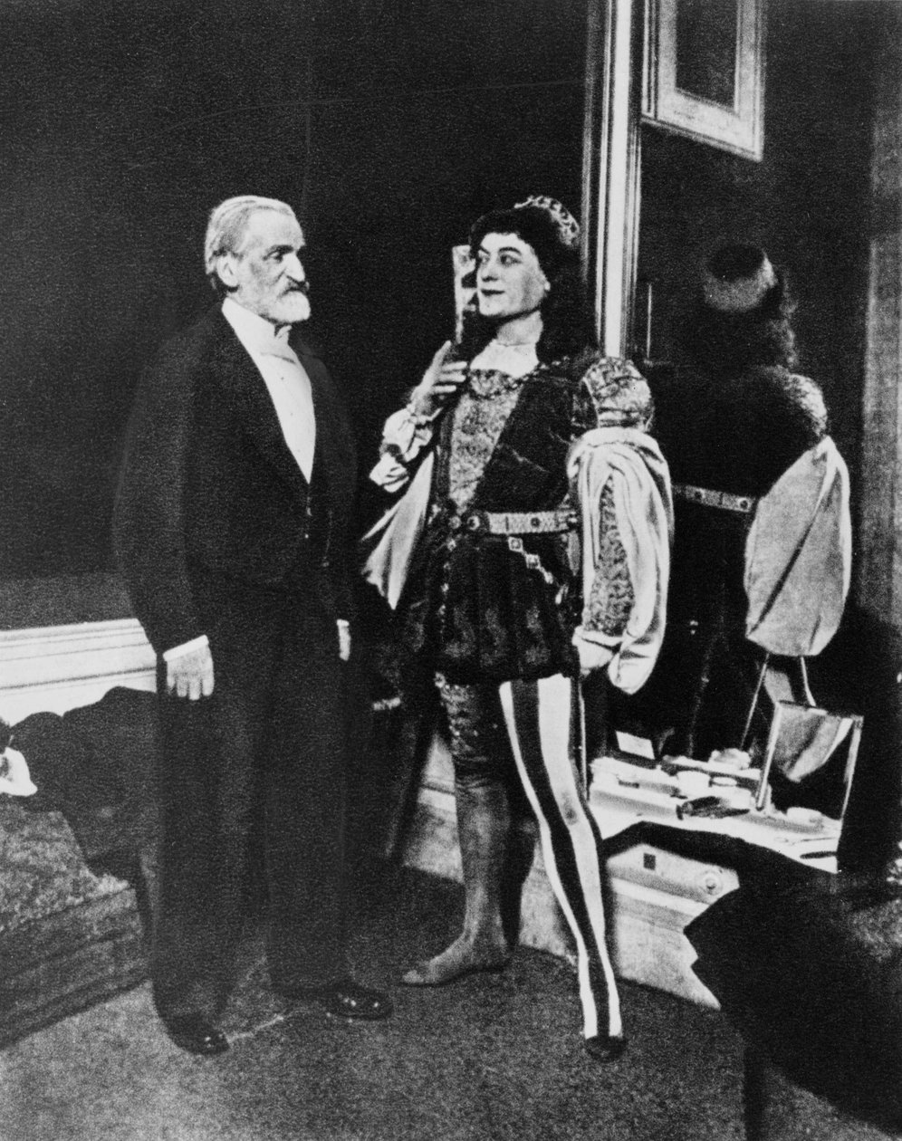 Giuseppe Verdi i Victor Maurel (w Iago) w lutym 1887 roku w mediolańskiej Scali po premierze Otella. autorstwa Unknown photographer