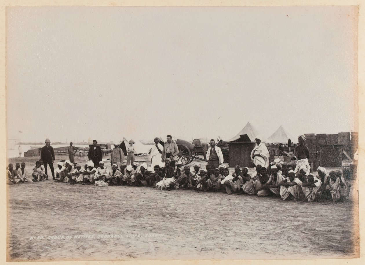 Grupa tubylców, Ordnance Store, Suakin, 1884 ok autorstwa Unknown