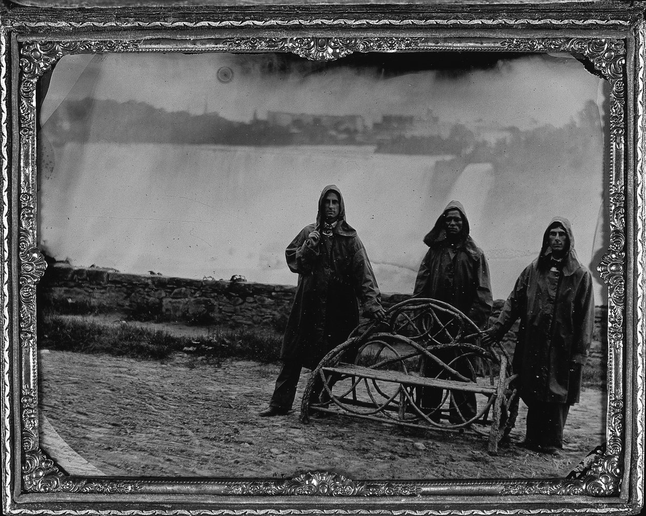 Portret grupowy w wodospadzie Niagara, ok. 1855 (ambrotye na całej płycie) autorstwa Unknown photographer
