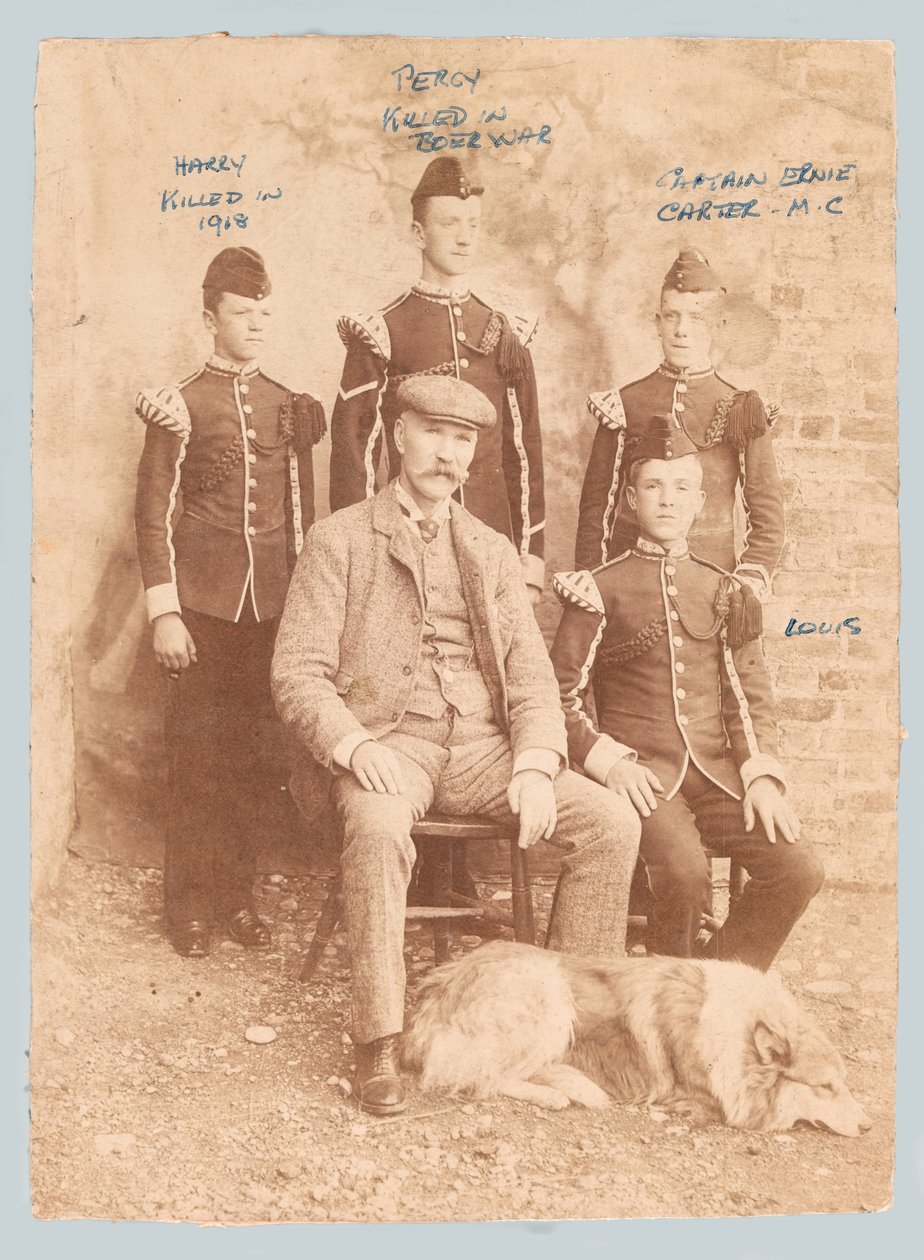 Grupowy portret Williama Cartera z synami autorstwa Unknown photographer