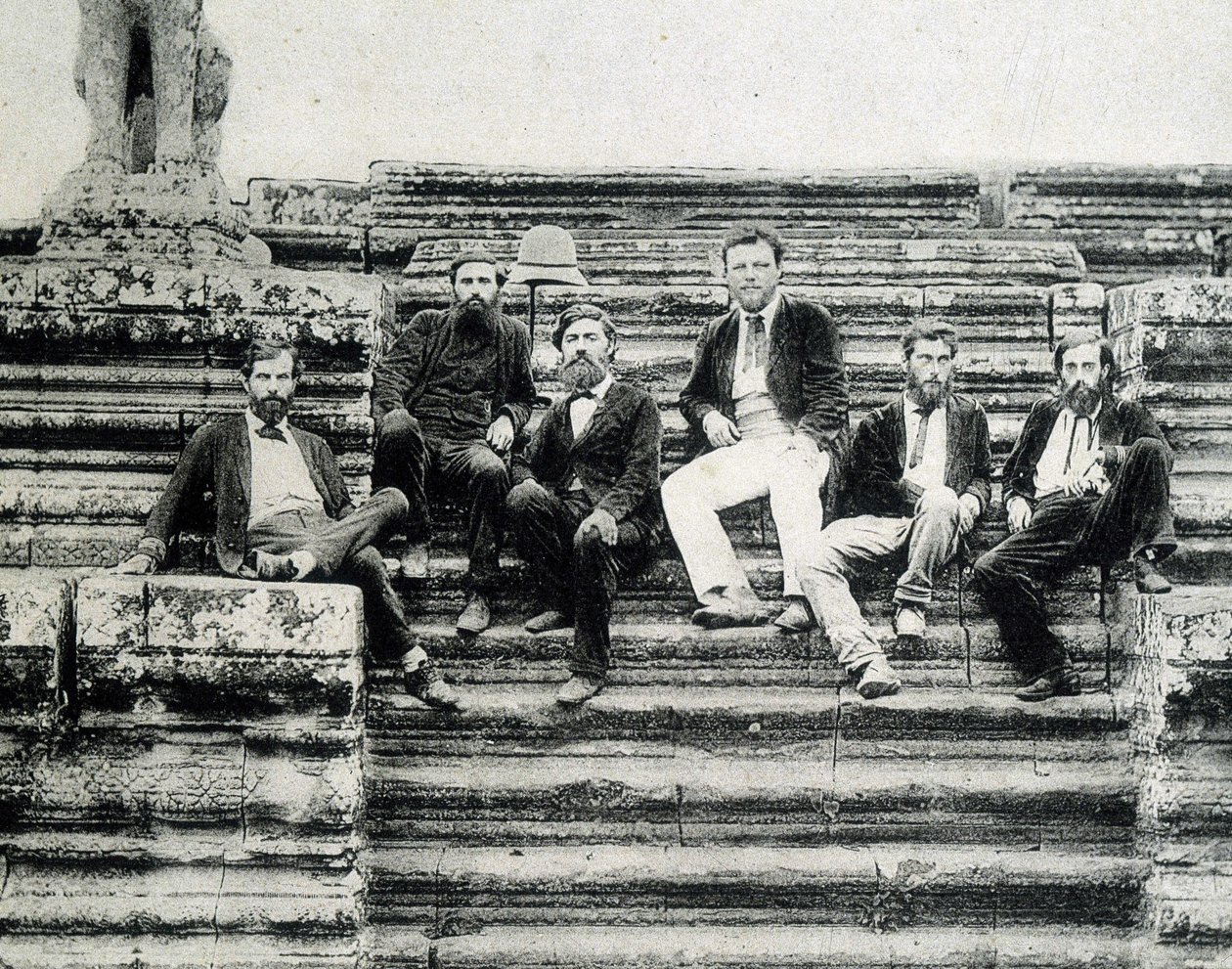 Grupowy portret członków Ekspedycji Eksploracyjnej Mekong 1866-1868 (Garnier, Doudart de Lagrée) na schodach Angkor Vat. autorstwa Unknown photographer
