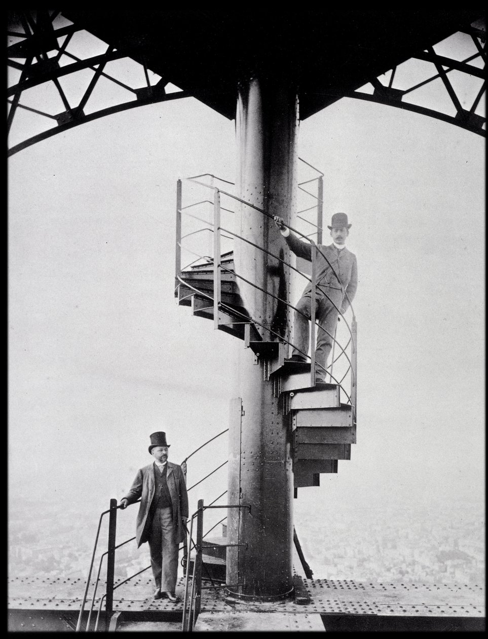 Gustave Eiffel i jego zięć Adolphe Salles na schodach wieży Eiffla w Paryżu autorstwa Unknown photographer