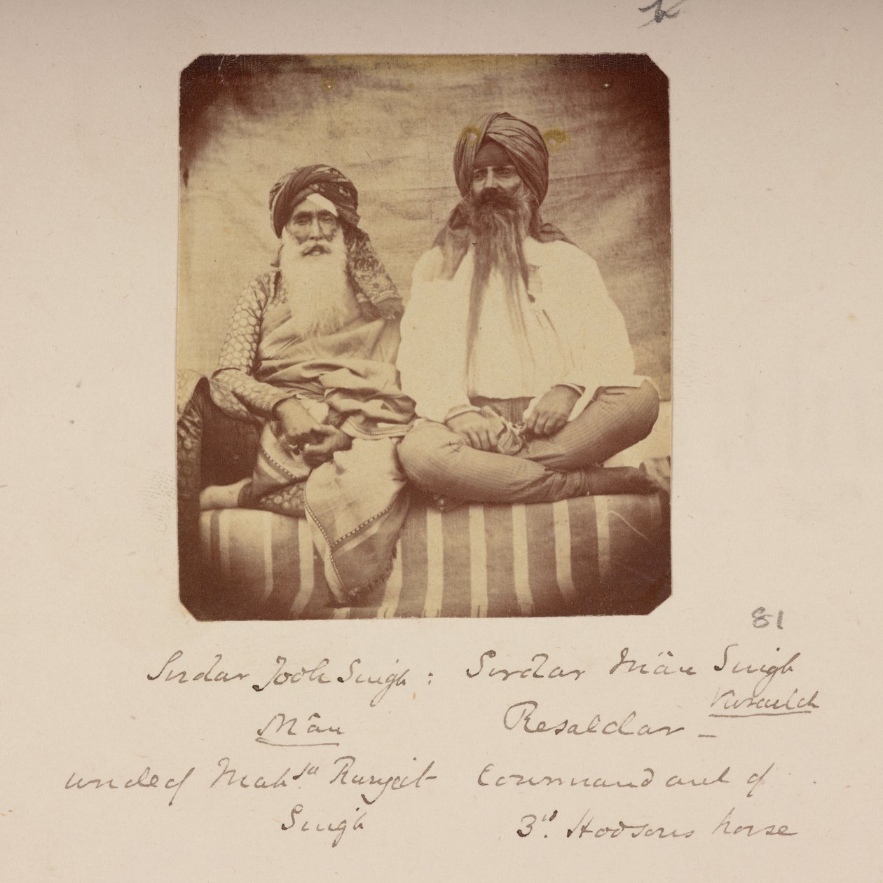 Wójtowie z rodzinnego miasta Ranjita Singha: jego wuj Jodh Singh Mann (z lewej) i Man Singh Vuraich, Gujranwala, ok. 1860 r. (zdjęcie czarno-białe) autorstwa Unknown photographer