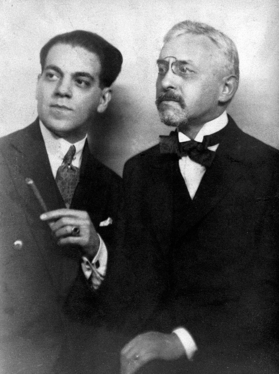 Heitor Villa-Lobos (1887-1959), brazylijski kompozytor, z francuskim kompozytorem Florentem Schmittem (1870-1958) autorstwa Unknown photographer