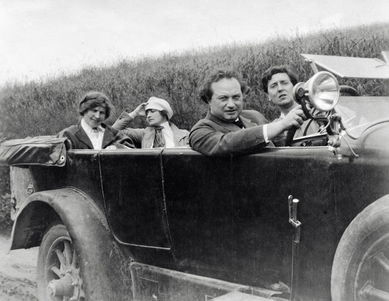 Helene Berg, Alma Mahler, Franz Werfel i Alban Berg sfotografowani w samochodzie autorstwa Unknown photographer