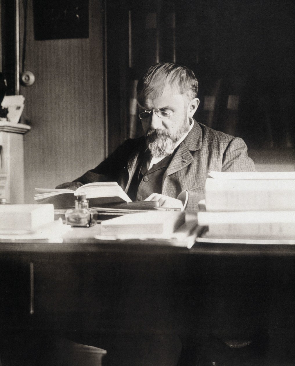Henri Poincaré przy swoim stole roboczym - Biblia. z Politechniki Ecole autorstwa Unknown photographer