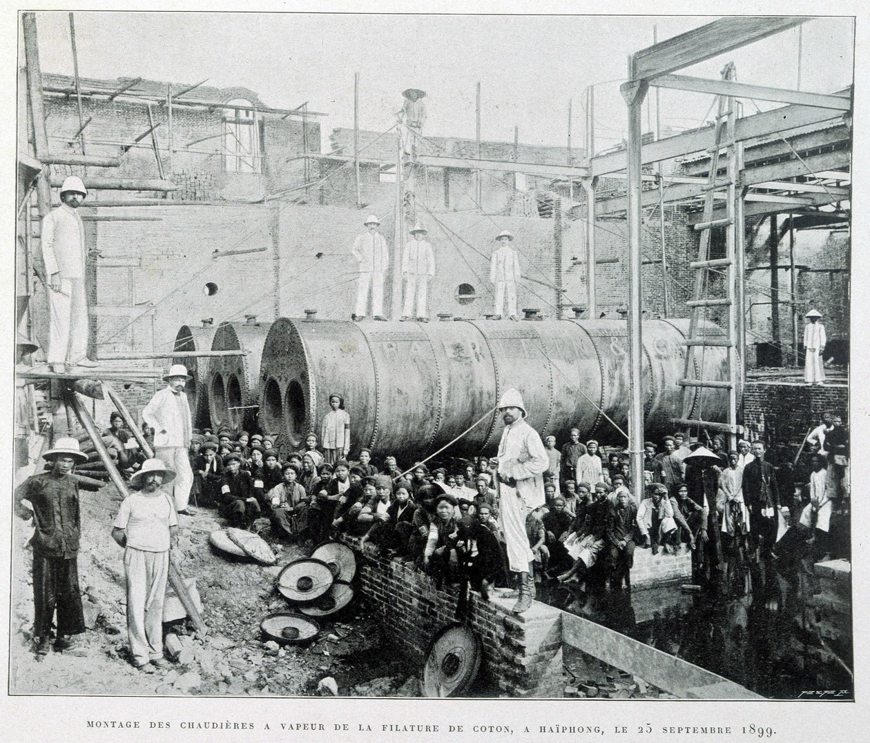 Montaż kotłów parowych z bawełny Haiphong przędzącej 25.09.1899 - w „Le Tonkin en 1900” Roberta Dubois. autorstwa Unknown photographer