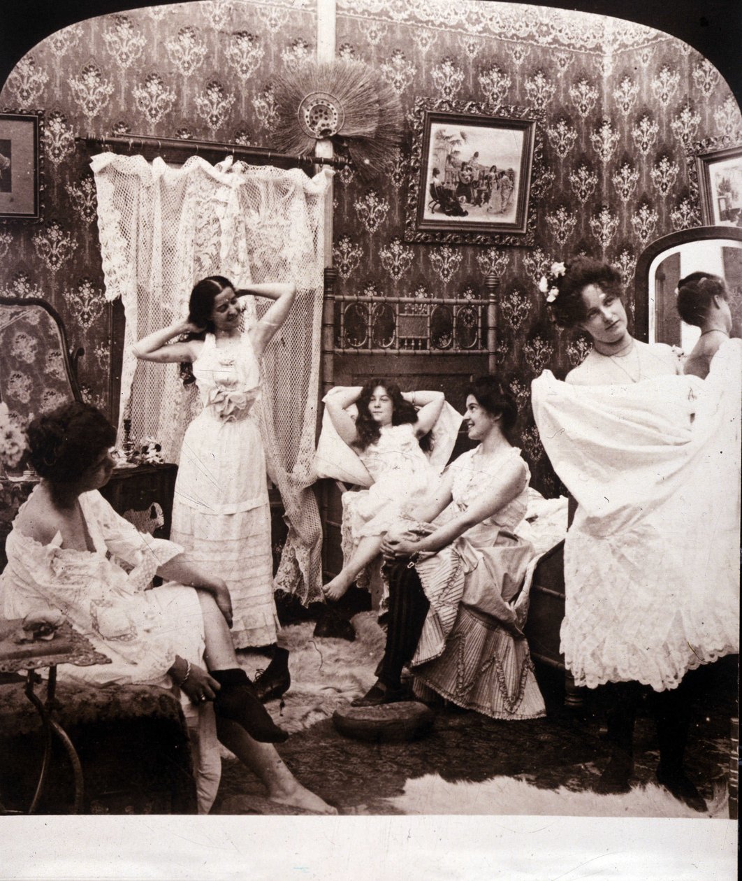 Wnętrze burdelu z końca XIX wieku. autorstwa Unknown photographer