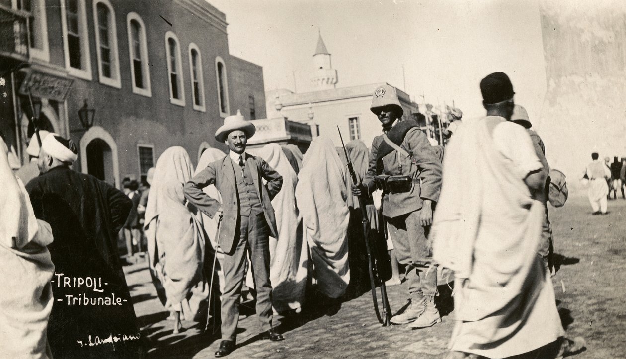 Wojna włosko-turecka, Trypolitania, ludzie i żołnierze przed sądem autorstwa Unknown photographer
