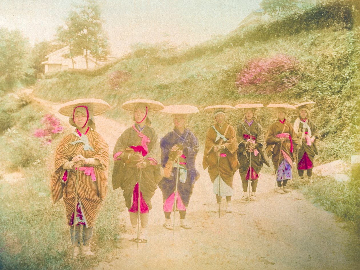 Japońskie kobiety. Siedem japońskich kobiet stoi w kolejce na wiejskiej drodze. Japonia, około 1910 roku. autorstwa Unknown photographer