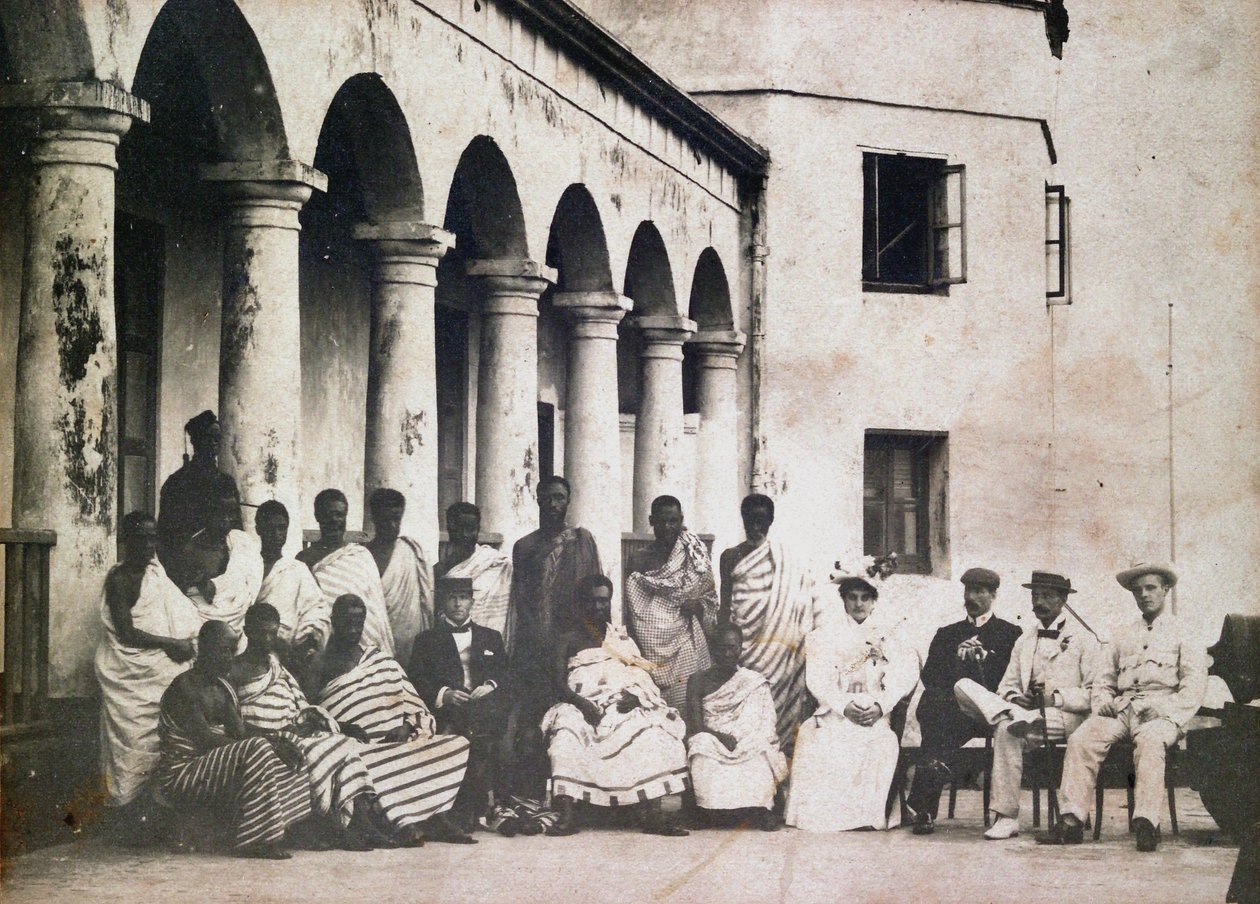 Król Prempeh i dwór z dr de Groot i panią de Groot w zamku Gold Coast autorstwa Unknown photographer
