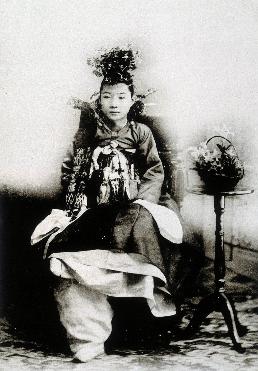 Koreańska kobieta w tradycyjnej sukni ślubnej autorstwa Unknown photographer