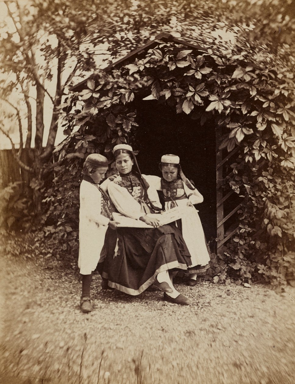 "La Foret Noire - etudes , impressions  voyages sur les bords du Rhin": Portret kobiety z dwójką dzieci w tradycyjnym stroju szwarcwaldzkim autorstwa Unknown photographer