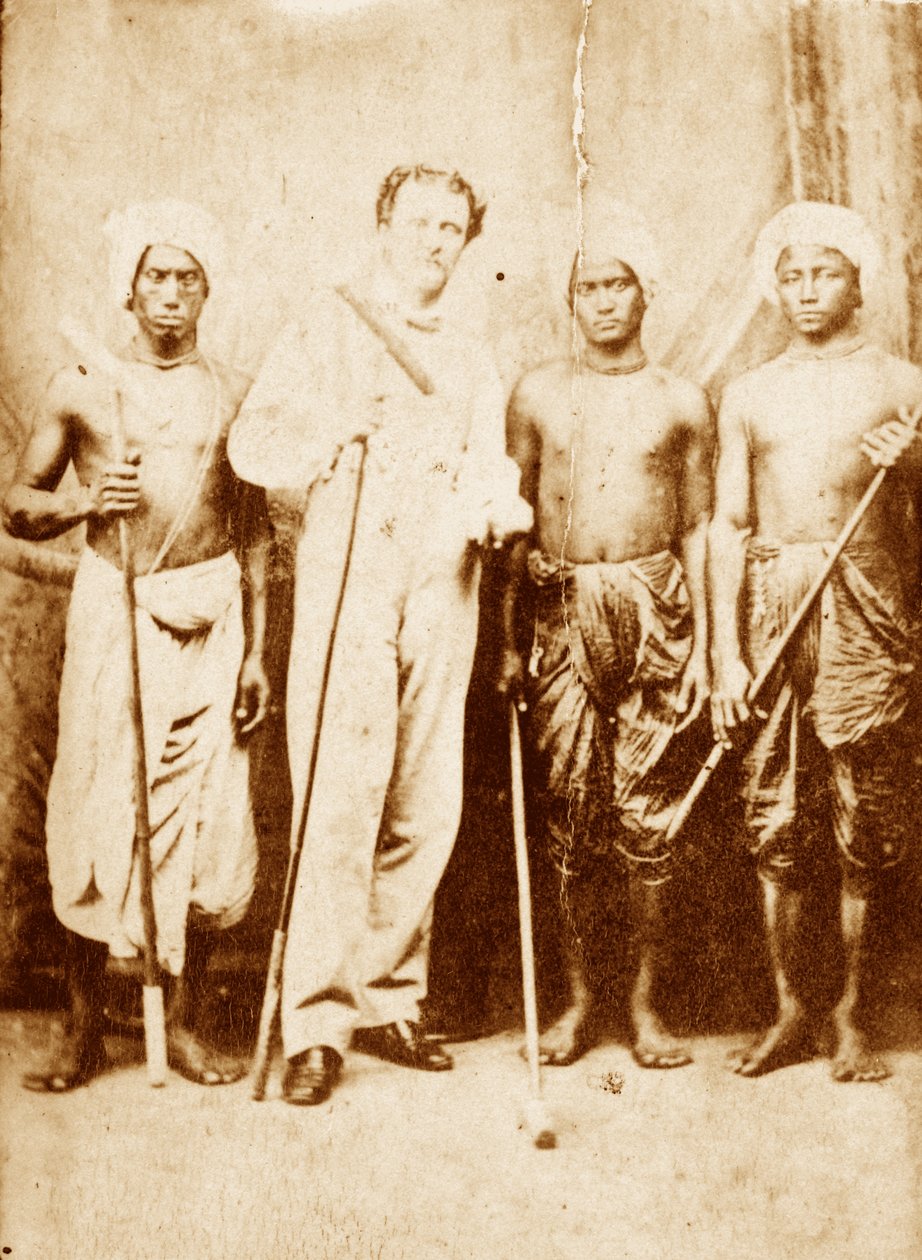 Porucznik Joseph Sherer, asystent nadinspektora Cachar, z jego nosicielami, Manipur, ok. 1861 r. autorstwa Unknown