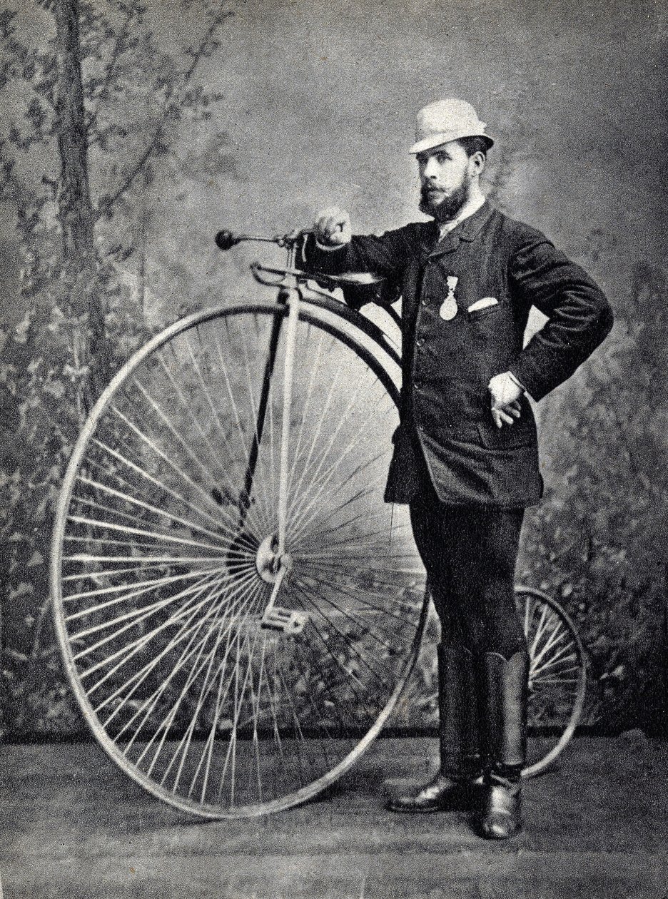 Mężczyzna pozujący z big bi (grand bi), przodkiem welocypedów. Fotografia, koniec XIX wieku, Paryż. Dz. Selva. autorstwa Unknown photographer