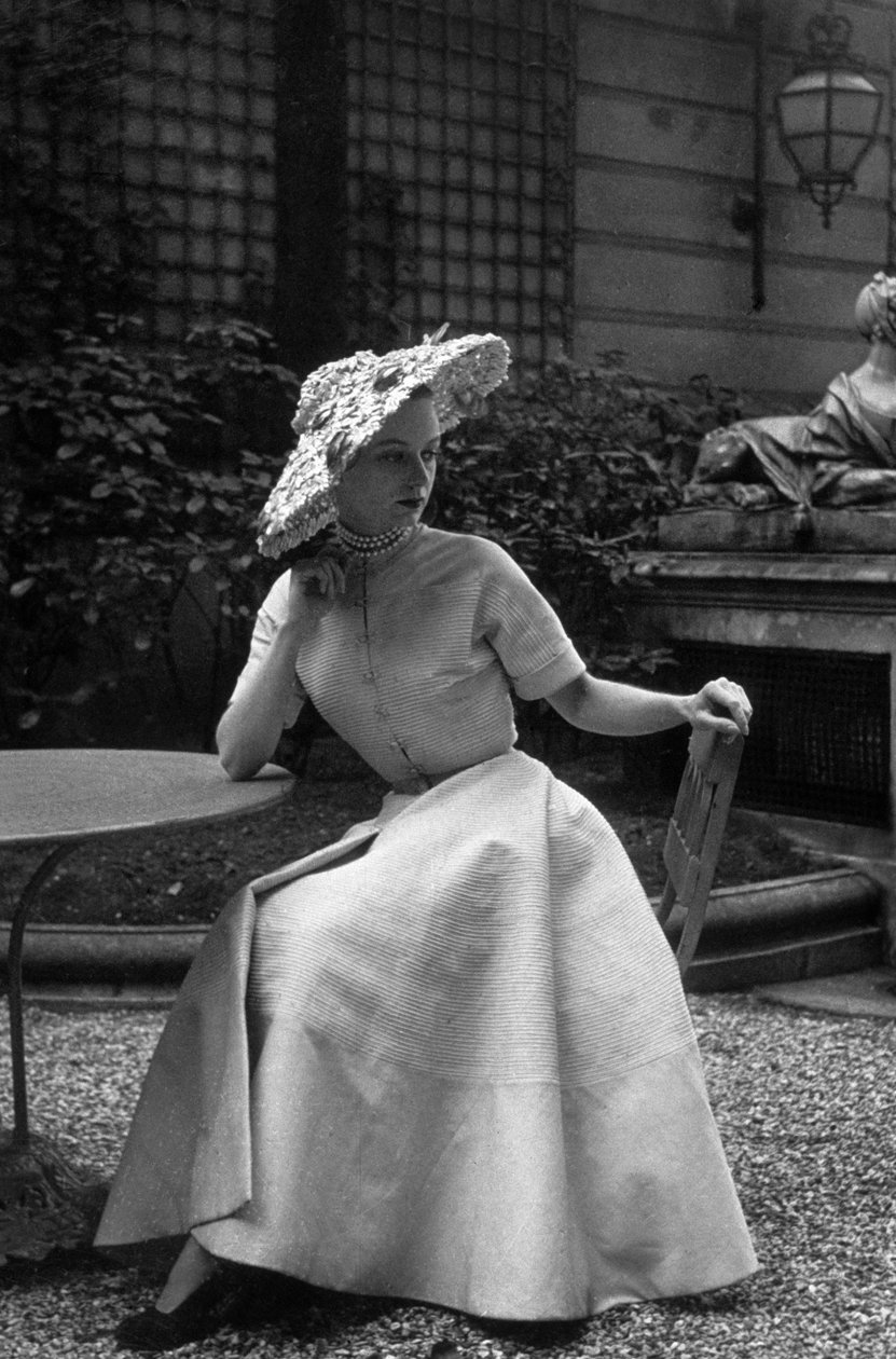 Mode Dior en 1948: Szata "New Look" Christiana Diora (zdjęcie) autorstwa Unknown photographer
