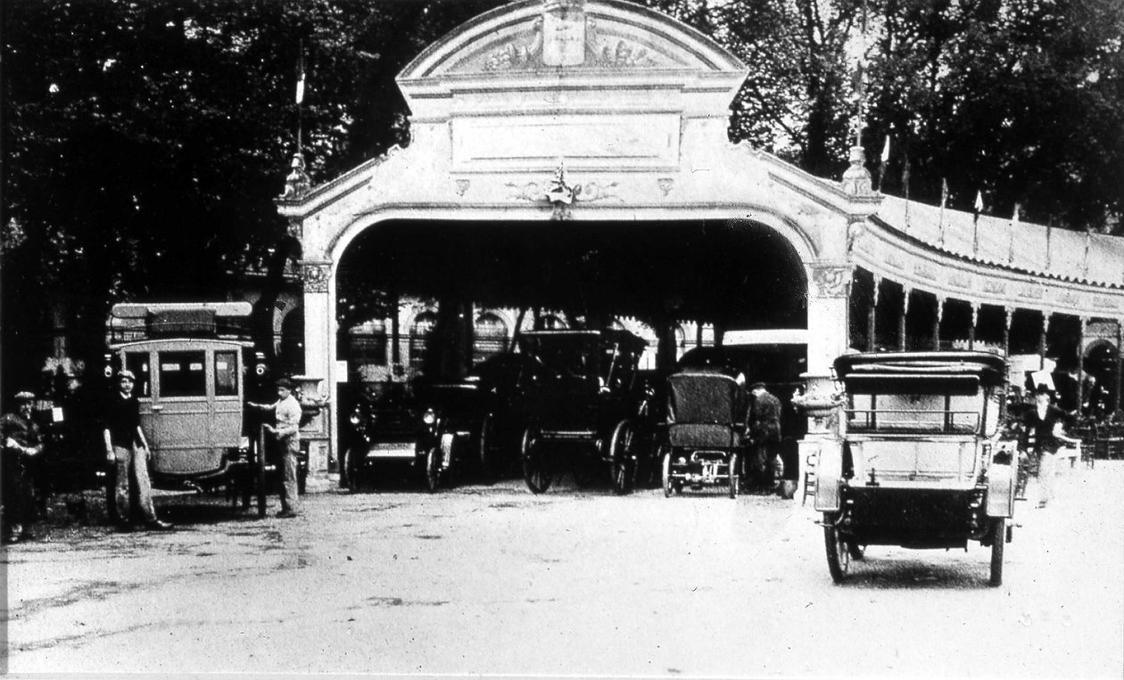 Pokaz motoryzacyjny autorstwa Unknown photographer
