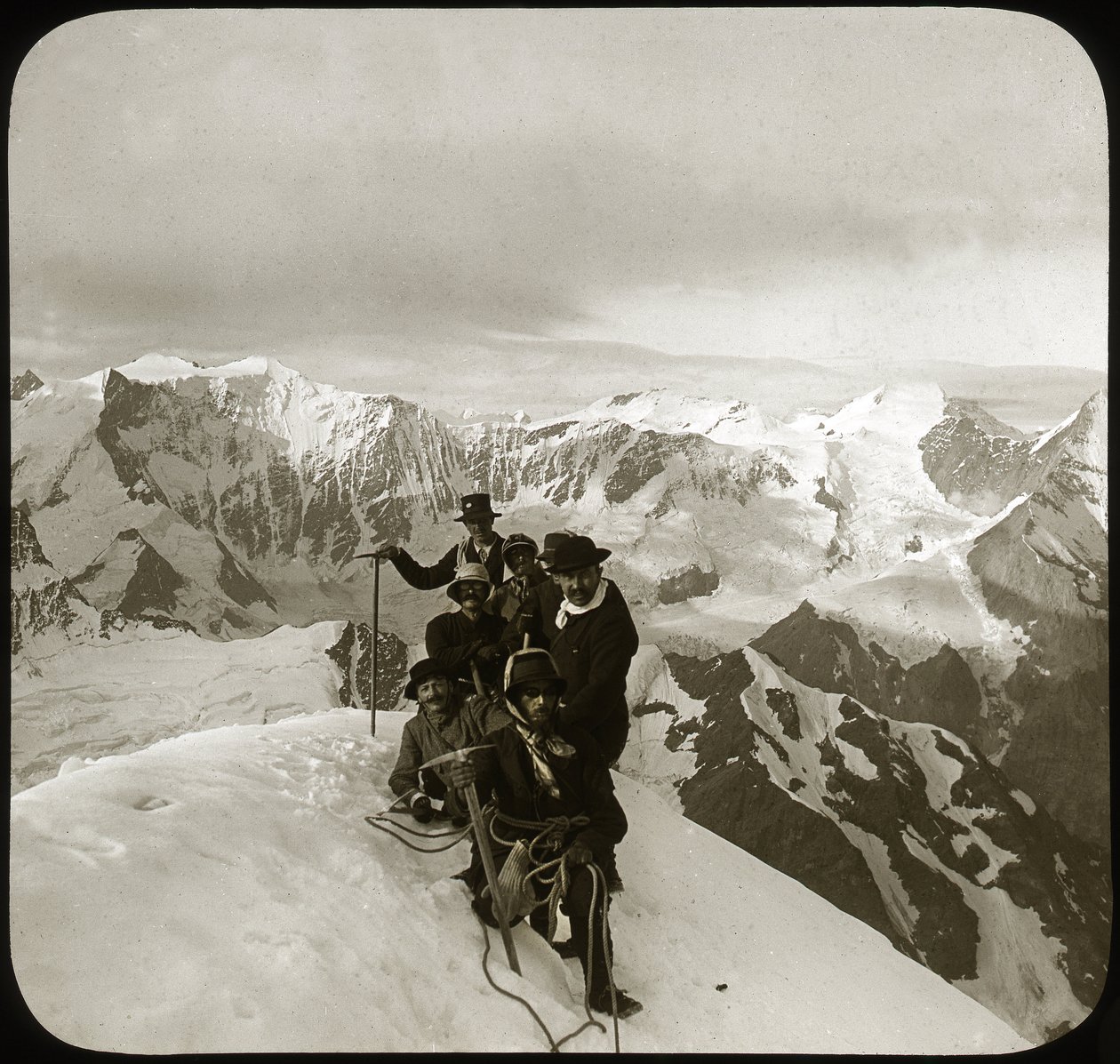 Alpinizm końca XIX lub początku XX wieku: grupa himalaistów na szczycie Wetterhorn (dosłownie „Róg Czasu”, 3692 m), szczyt masywu Wetterhorner, Alpy Berneńskie, Kanton Berno, Szwajcaria – wspinaczka, cordee - fotog autorstwa Unknown photographer