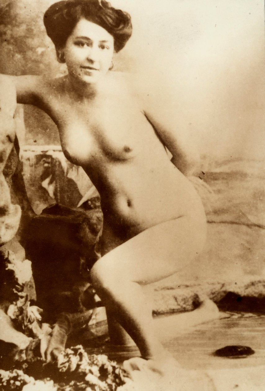 Nagi portret młodej kobiety wychodzącej z wanny. autorstwa Unknown photographer