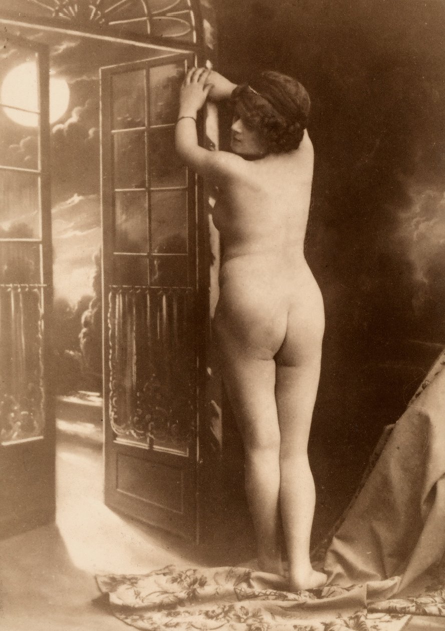 Nagi portret młodej kobiety widziany od tyłu. autorstwa Unknown photographer