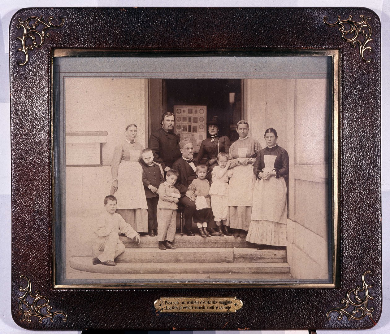 Pastor wśród dzieci angielskich leczył profilaktycznie przeciwko wściekliźnie. Muzeum Pastora. autorstwa Unknown photographer