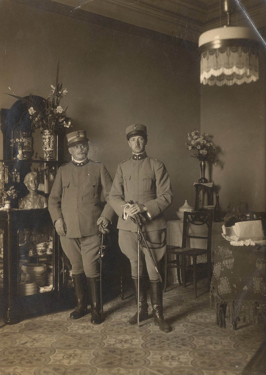 Portret Bruno de Pererelli w mundurze sfotografowany w towarzystwie żołnierza autorstwa Unknown photographer