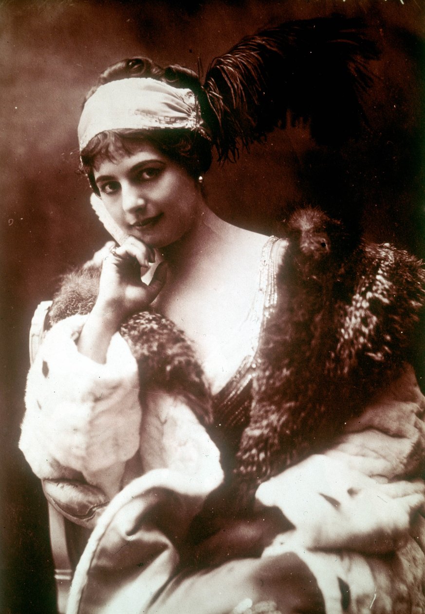 Portret Maty Hari (1876-1917), holenderskiej tancerki i poszukiwaczki przygód autorstwa Unknown photographer