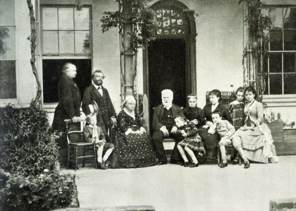 Portret Victora Hugo na wygnaniu w Guernsey w 1866 roku z Juliette Drouet po jego prawej stronie. autorstwa Unknown photographer