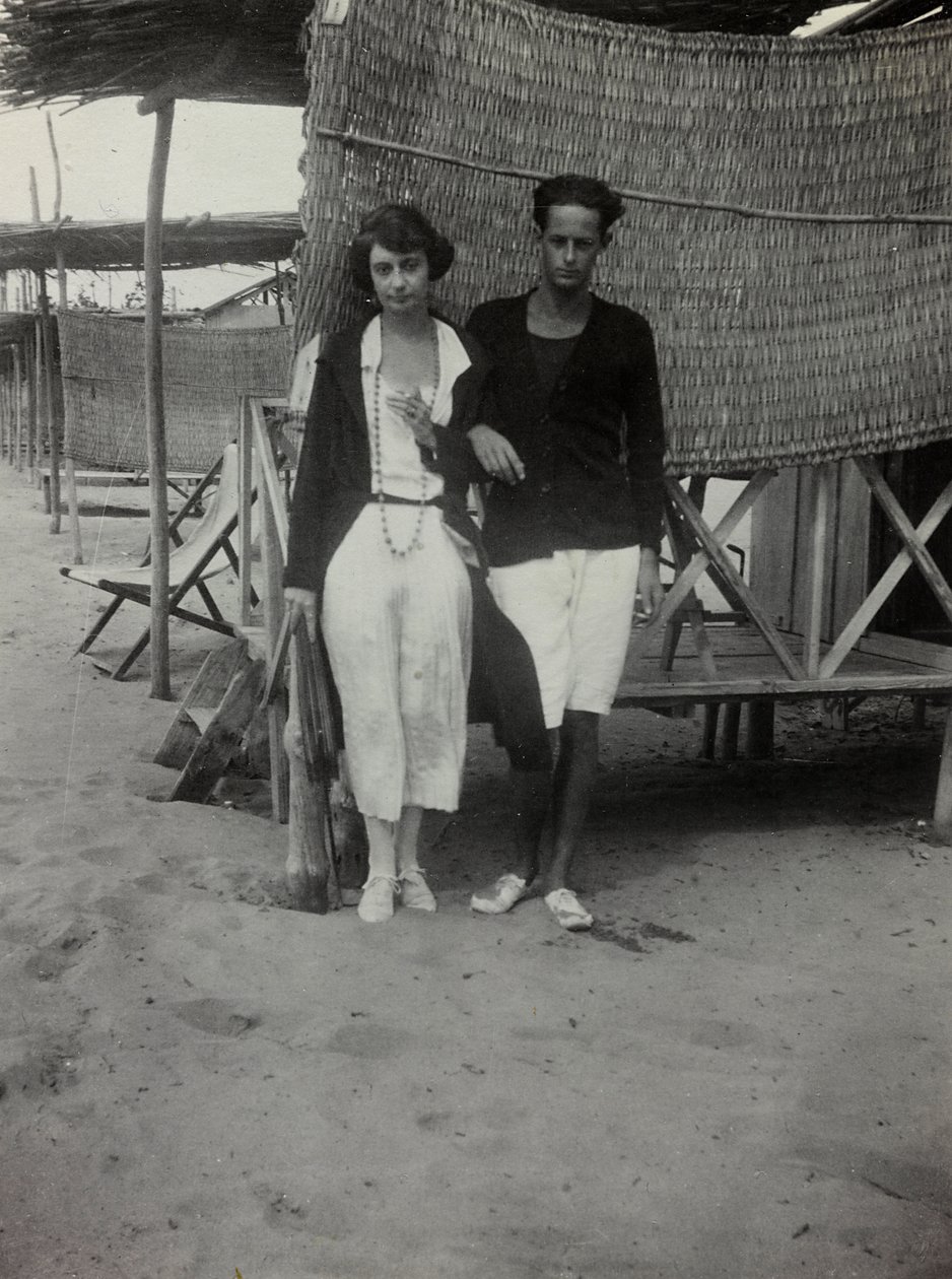 Portret pary na plaży, Versilia autorstwa Unknown photographer