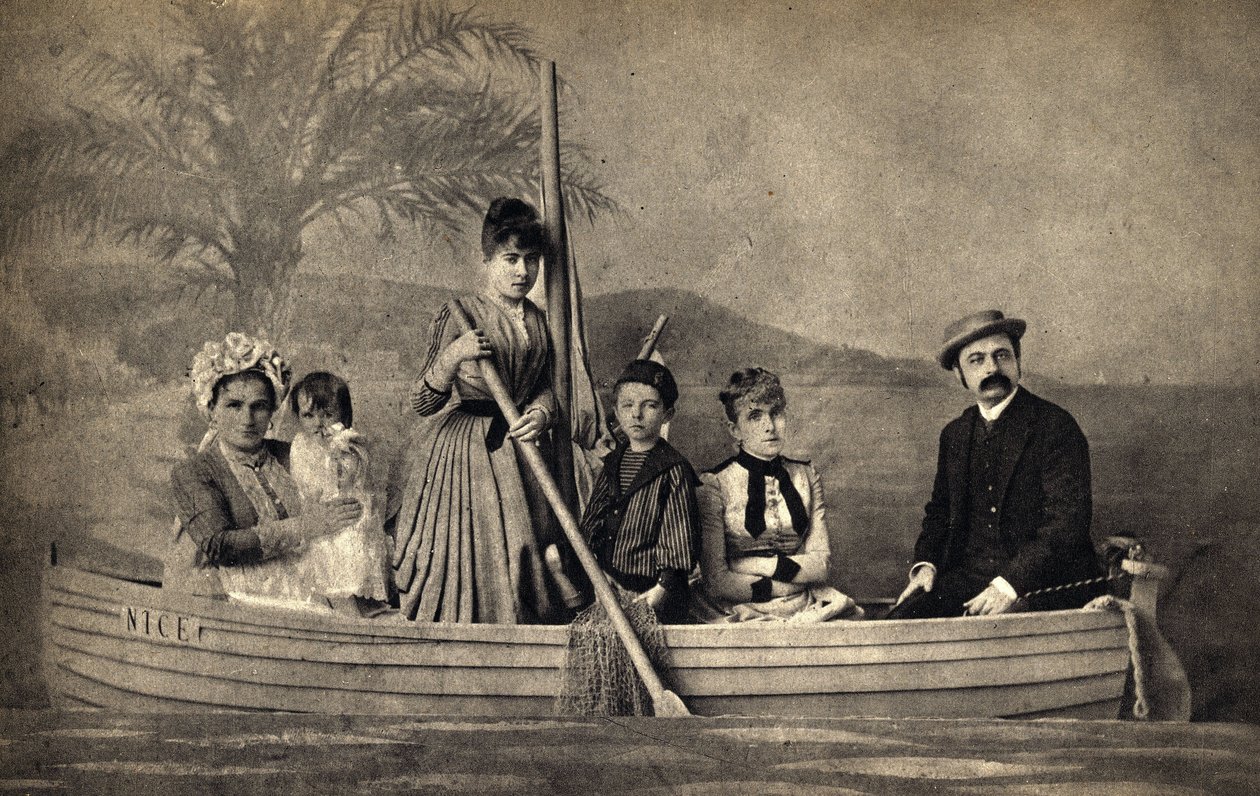 Portret rodziny z fotografem, wystawiony na łodzi. Fotografia, koniec XIX wieku, Paryż. Dz. Selva. autorstwa Unknown photographer
