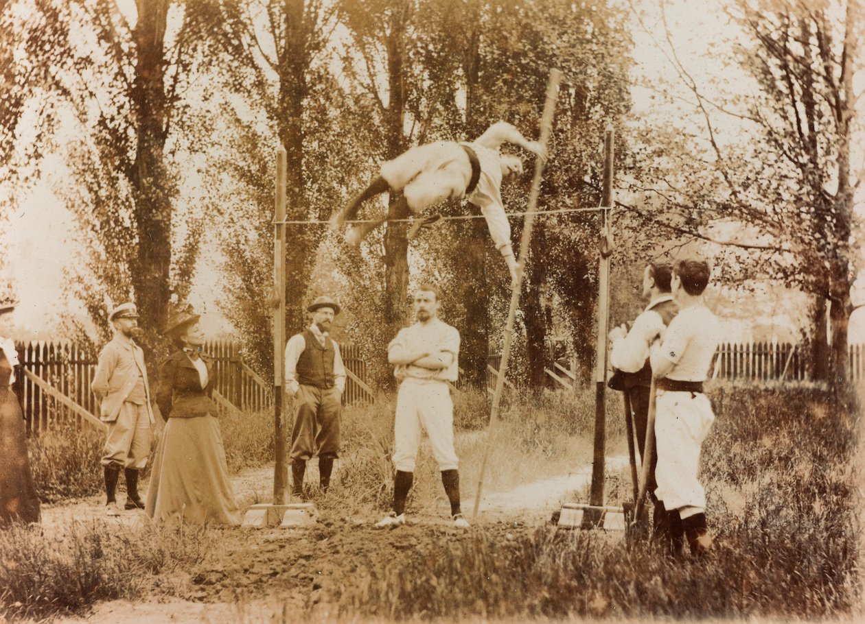 Portret mężczyzny trenującego skok o tyczce na tle widzów autorstwa Unknown photographer