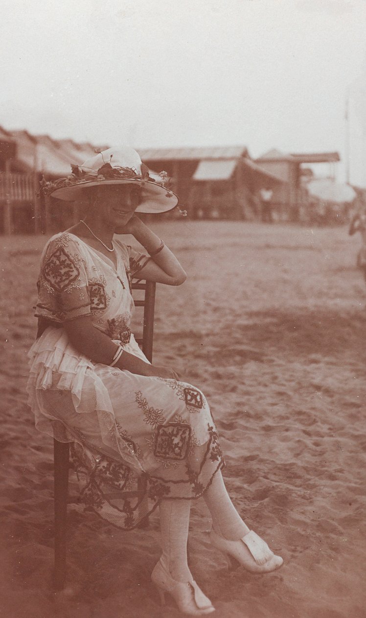 Portret kobiety na plaży w Viareggio autorstwa Unknown photographer