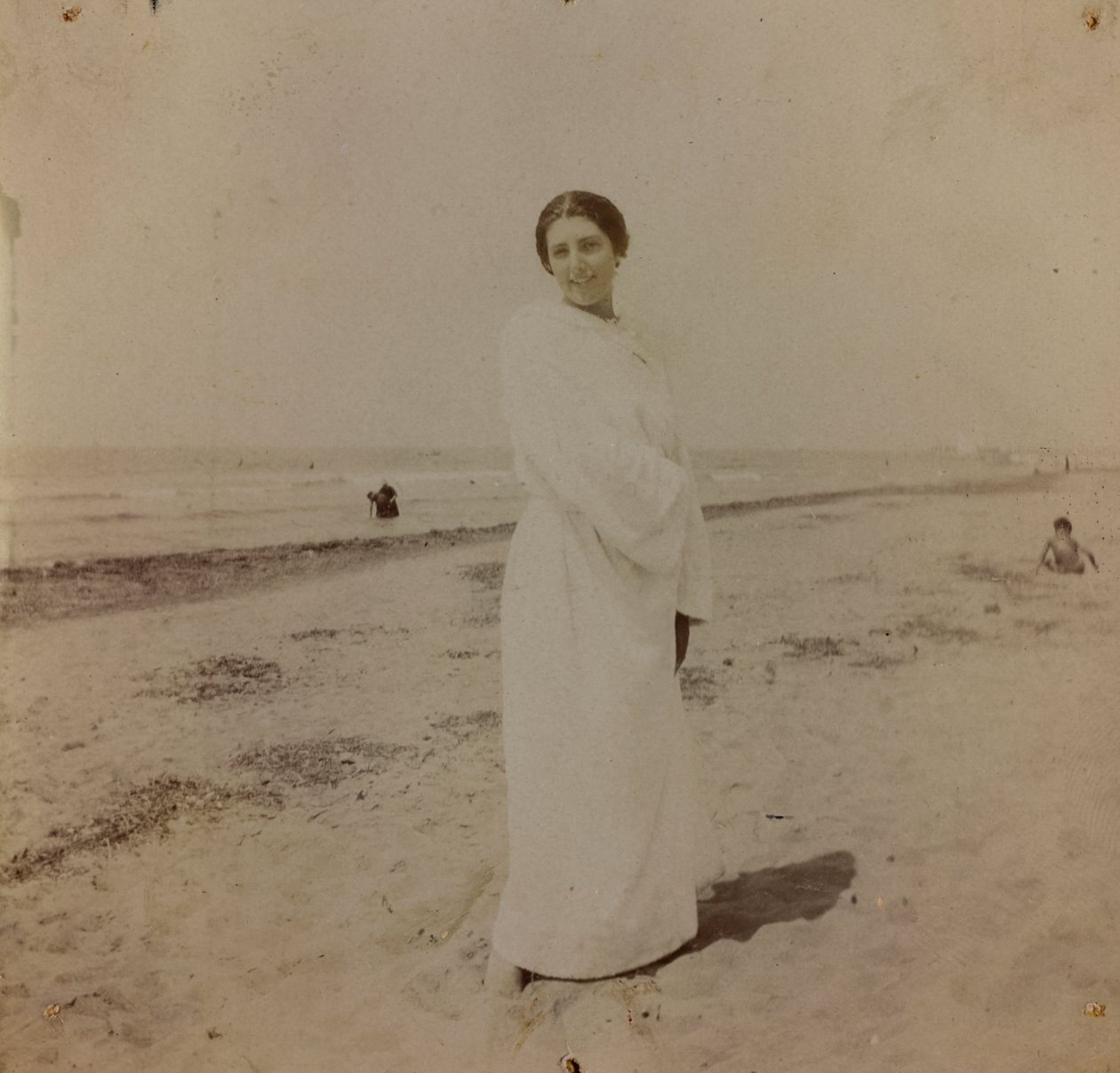 Portret na plaży w Forte dei Marmi, Versilia, ok. 1910 r. (zdjęcie) autorstwa Unknown photographer