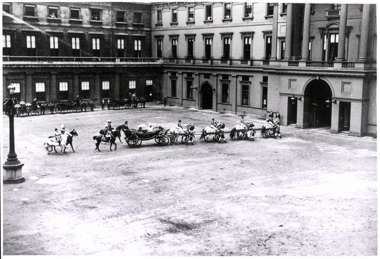 Królowa Wiktoria opuszcza Pałac Buckingham, Diamentowy Jubileusz, 22 czerwca 1897 (zdjęcie czarno-białe) autorstwa Unknown photographer
