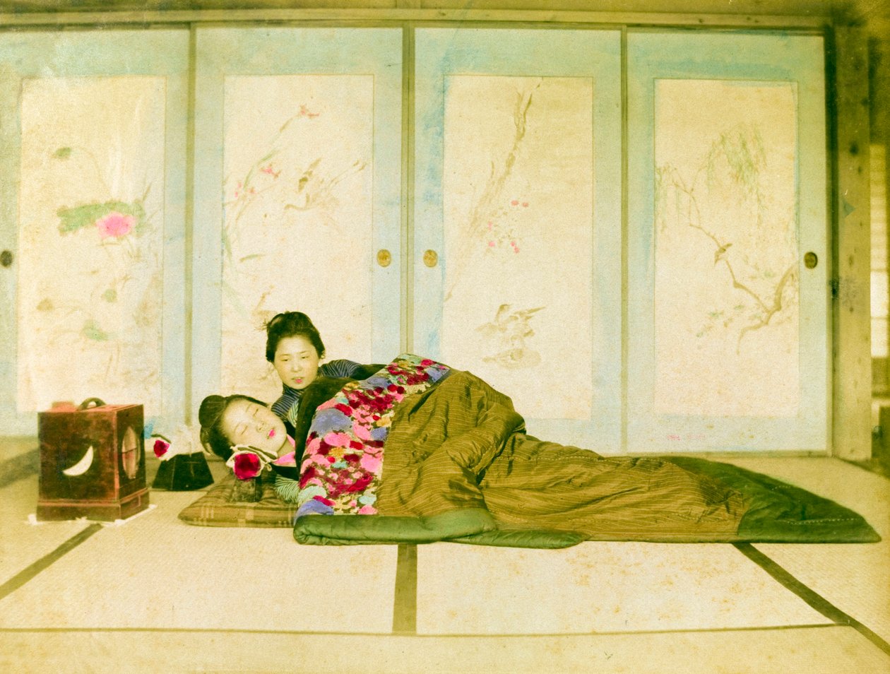 Leżąc na futonie. Dwie japońskie kobiety leżą na tradycyjnym futonie umieszczonym na podłodze. Japonia, około 1910 roku. Japonia, Azja Wschodnia, Azja. ©Cultural Heritage Images/UIG/Leemage autorstwa Unknown photographer