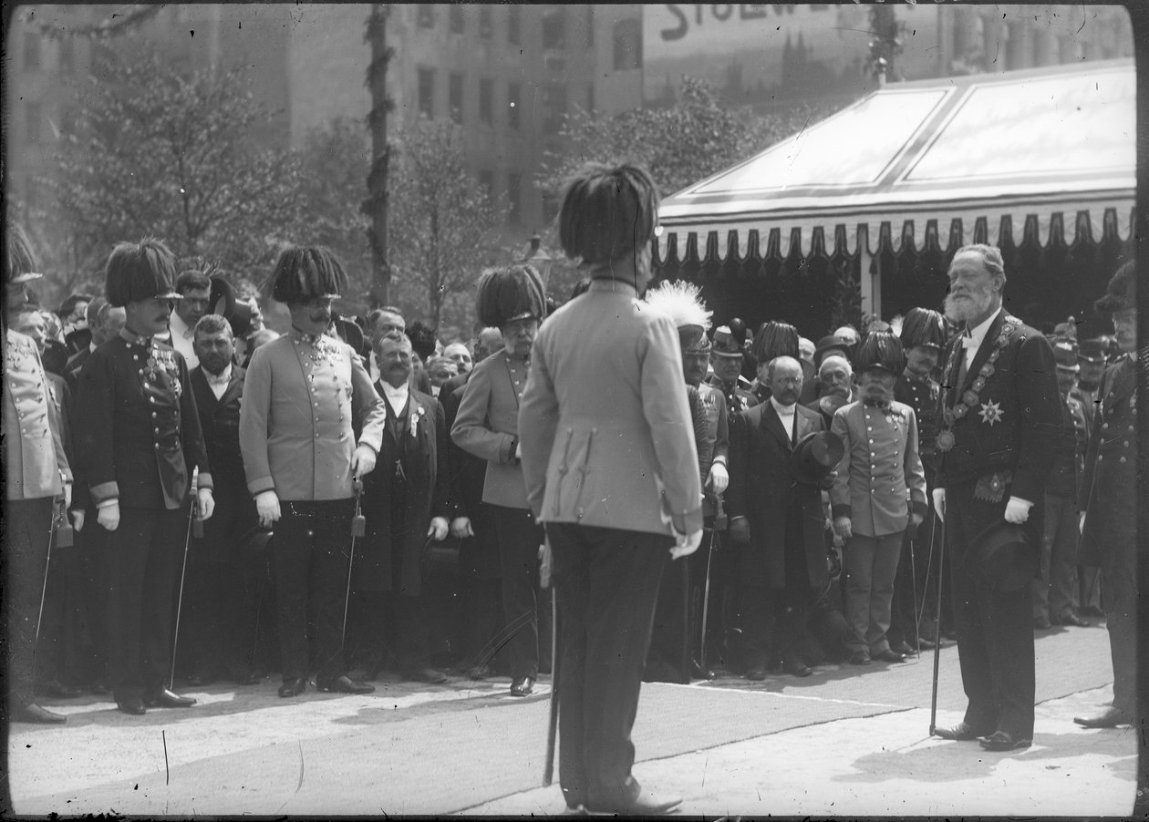 Odsłonięcie pomnika Hessera na wiedeńskiej stacji kolejowej Westbahnhof autorstwa Unknown photographer